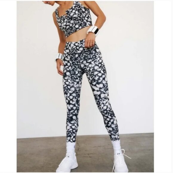 FP Movement Printed Lose Control Wrap Leggings Black & White Floral - Picture 1 of 7